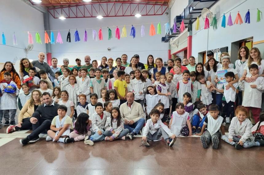 Promocionan la seguridad vial en escuela de Trenel