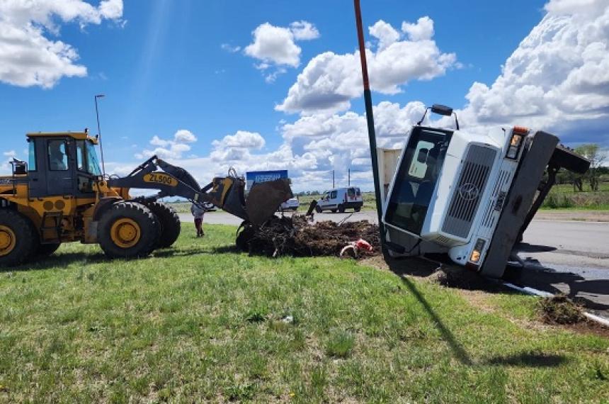 Volcoacute un camioacuten de residuos en la Rotonda de Trebolares