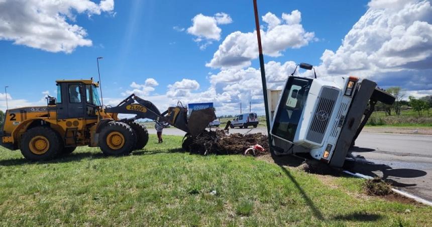 Volcoacute un camioacuten de residuos en la Rotonda de Trebolares