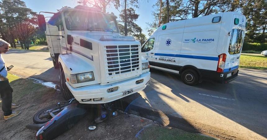 Un motociclista herido por un choque contra un camioacuten