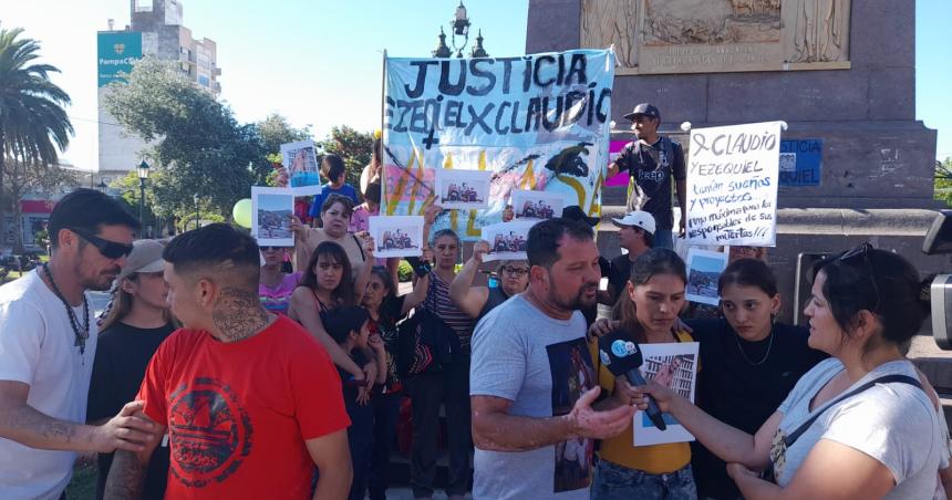 Marcha por los dos operarios que murieron en una obra de cloacas- los mandaron a morir