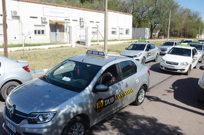 Duentildeos de taxis- No hay que dejar que crezca Uber porque nos va a perjudicar 