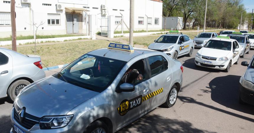 Duentildeos de taxis- No hay que dejar que crezca Uber porque nos va a perjudicar 