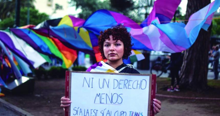 Muestra fotograacutefica de las marchas LGBTIQNB de Santa Rosa