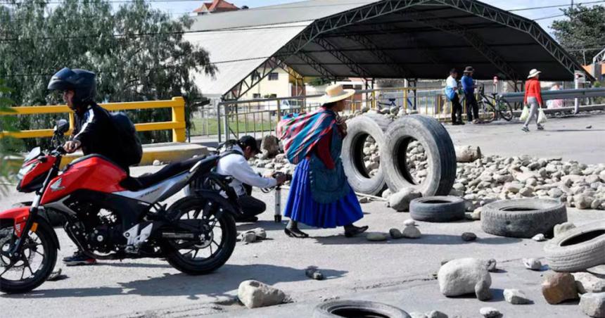 El gobierno de Bolivia acusa a Evo de inventar el atentado en su contra y crece la tensioacuten social