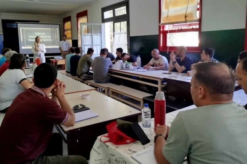 Taller sobre mantenimiento de maacutequinas agropecuarias