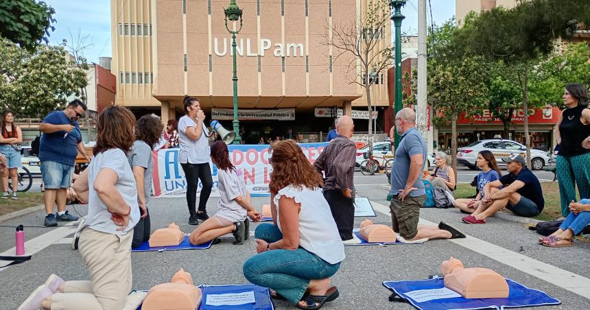 Protesta en la UNLPam- La universidad estaacute con pronoacutestico reservado