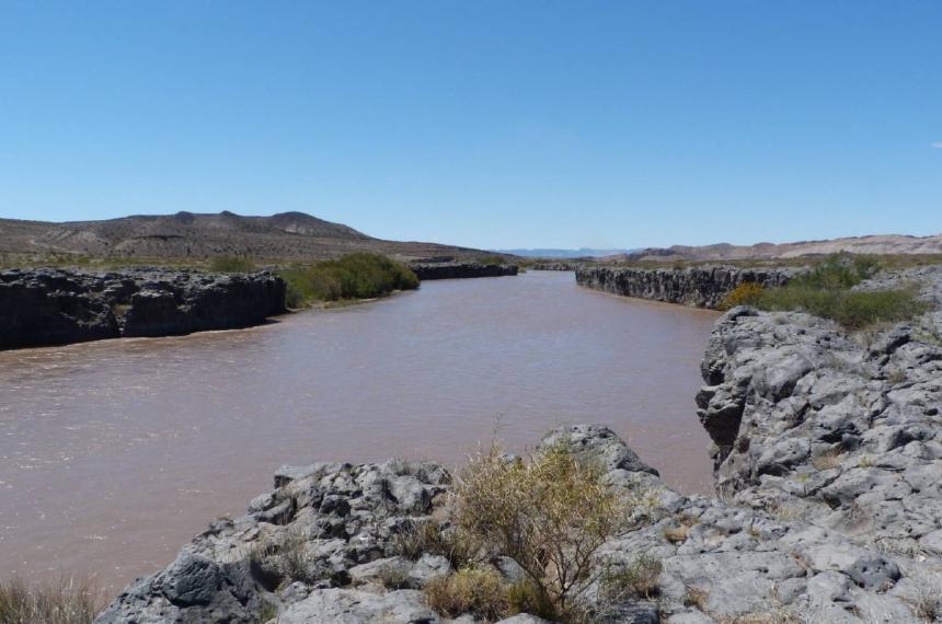 Sube el caudal del riacuteo Colorado y cierran por prevencioacuten instalaciones petroleras