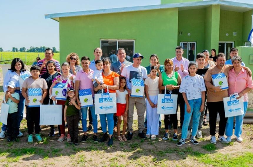 Seis familias de Conhello recibieron viviendas y se firmoacute convenio por cuatro maacutes