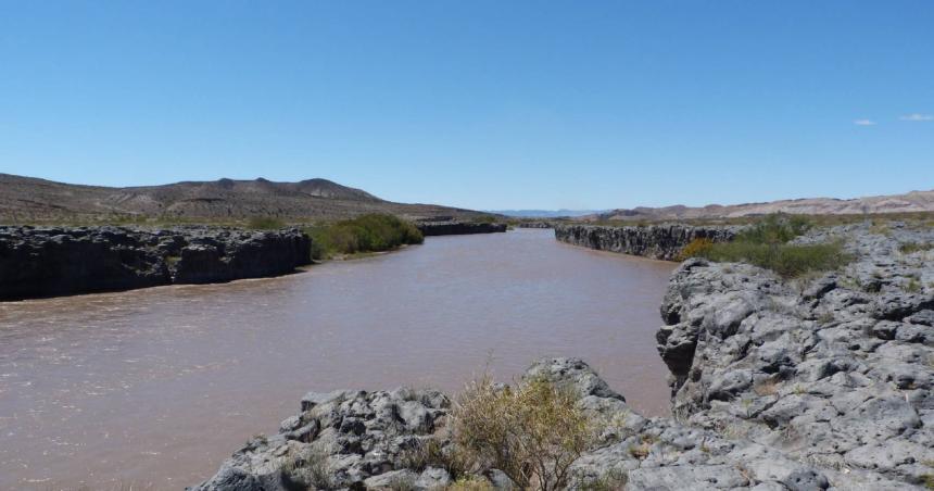 Sube el caudal del riacuteo Colorado y cierran por prevencioacuten instalaciones petroleras