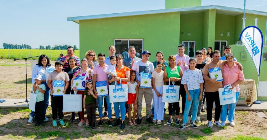 Seis familias de Conhello recibieron viviendas y se firmoacute convenio por cuatro maacutes