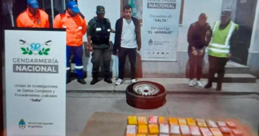 Un exgendarme fue arrestado junto a su esposa con 31 kilos de cocaiacutena que habiacutean ingresado desde Bolivia