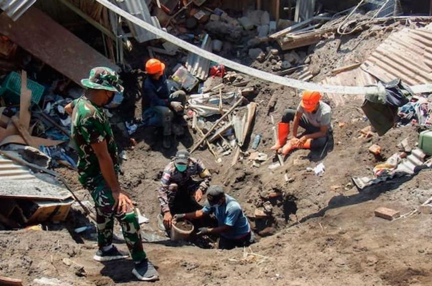 Indonesia- al menos diez muertos y edificios calcinados por la erupcioacuten de un volcaacuten