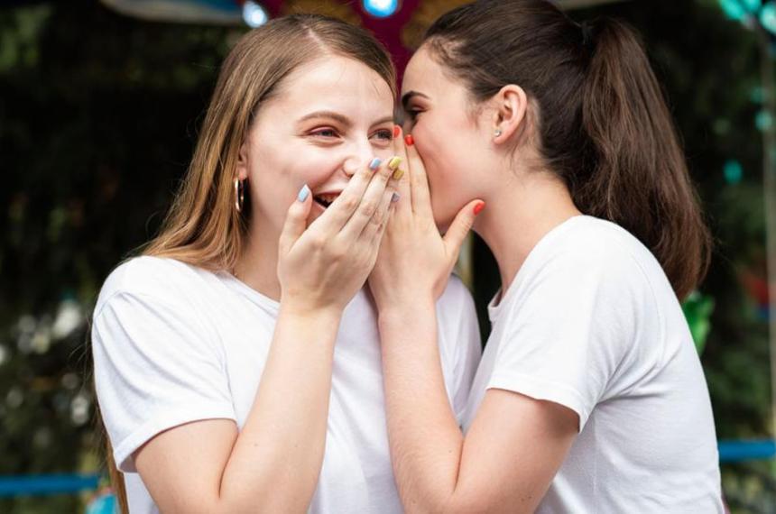 Un estudio reveloacute que el chisme puede ser beneficioso para la salud