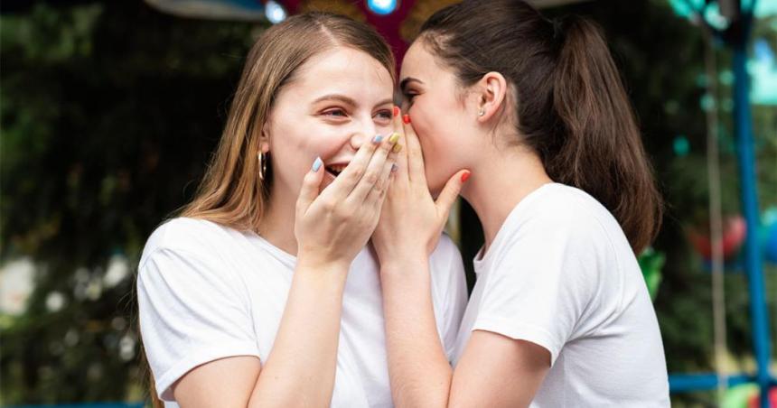 Un estudio reveloacute que el chisme puede ser beneficioso para la salud