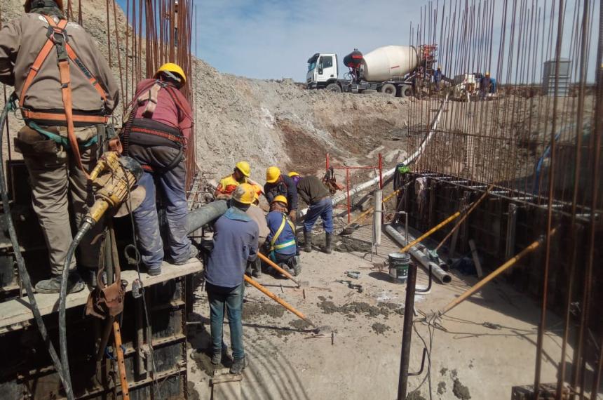 Avanza en Casa de Piedra la obra para proveerse de agua del riacuteo Colorado