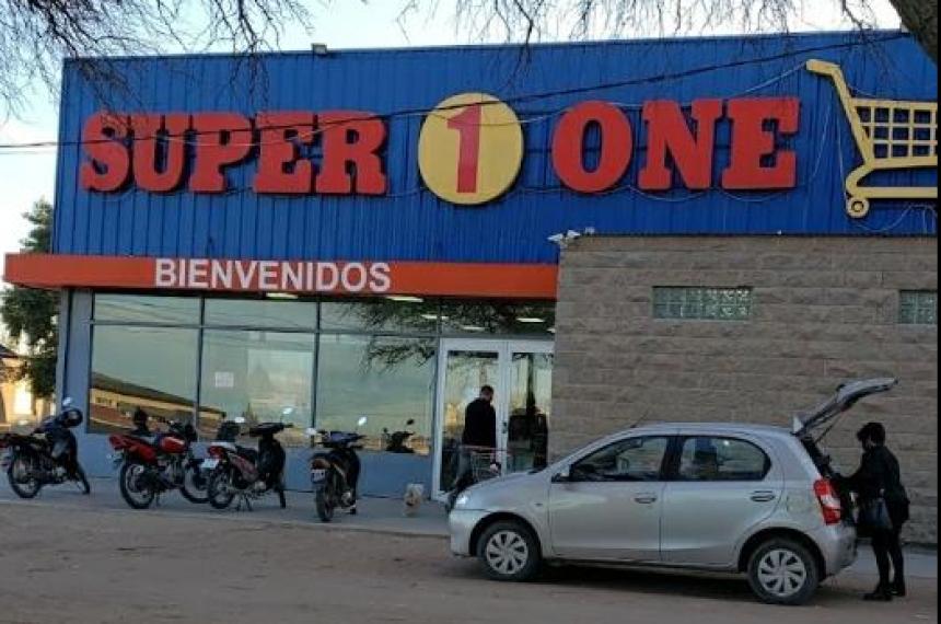 Quiso robar bebidas alcohoacutelicas en un suacuteper chino y provocoacute un escaacutendalo