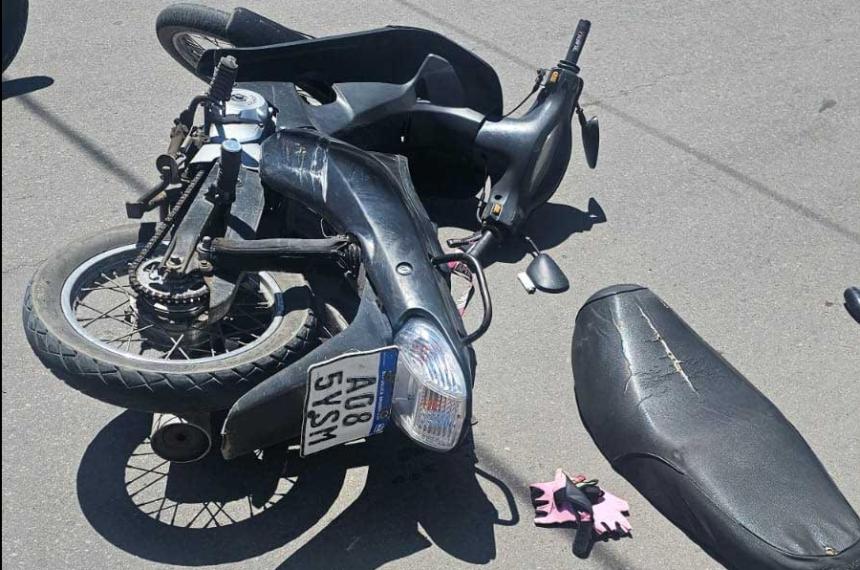 Una motociclista lesionada en un choque en el centro santarrosentildeo