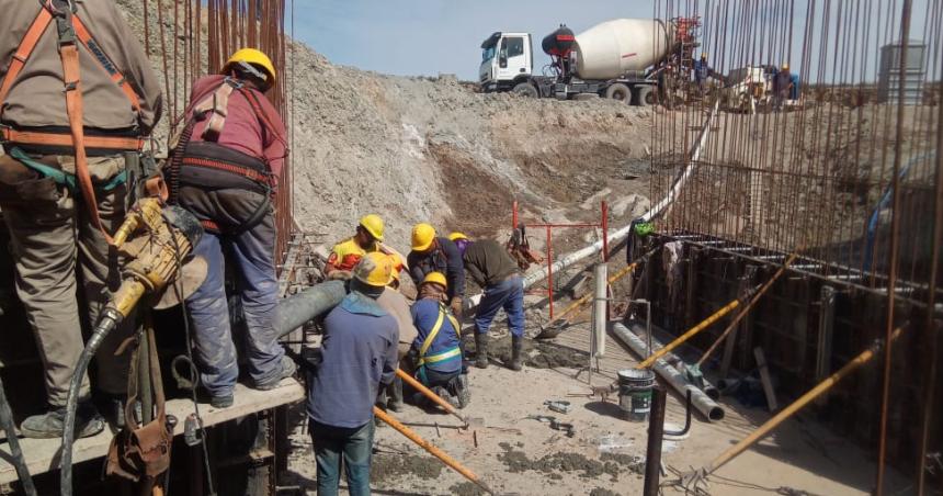 Avanza en Casa de Piedra la obra para proveerse de agua del riacuteo Colorado