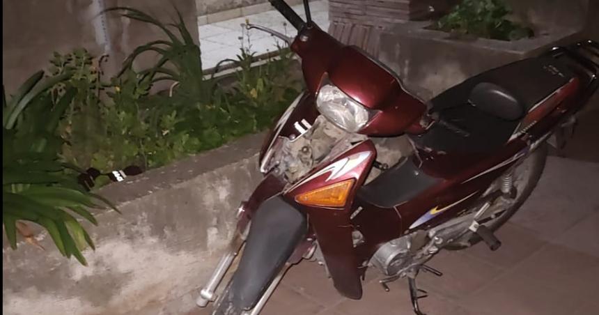 Roboacute una motocicleta la abandonoacute en la viacutea puacuteblica y lo detuvieron