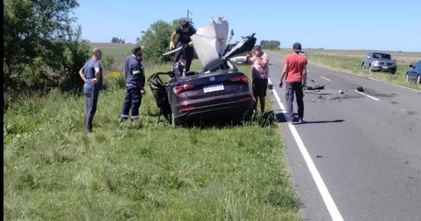 Grave choque entre un auto y un camioacuten sobre la Ruta Provincial 7