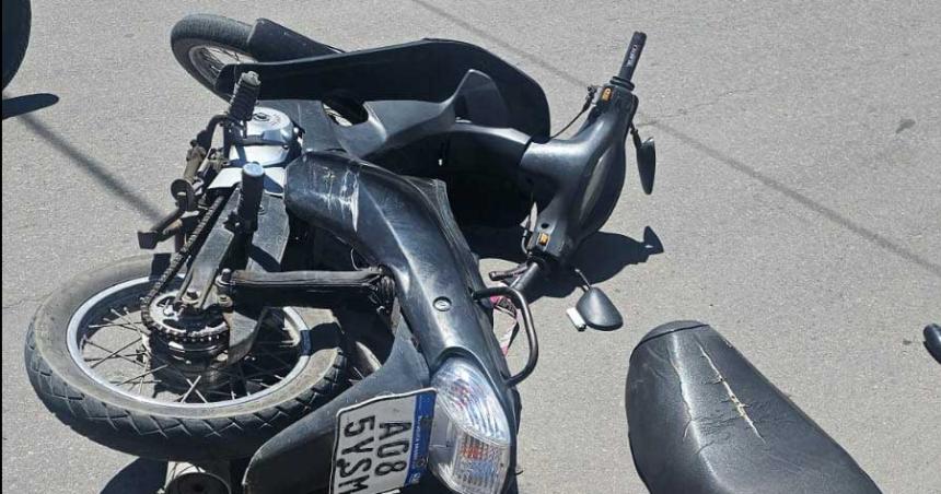 Una motociclista lesionada en un choque en el centro santarrosentildeo