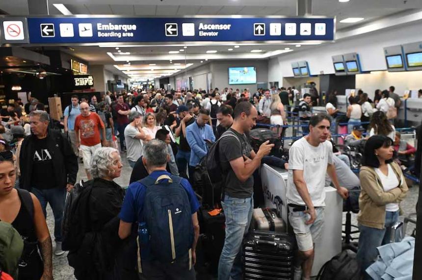 Demoras y cancelaciones en Aeroparque y Ezeiza por una sorpresiva asamblea gremial