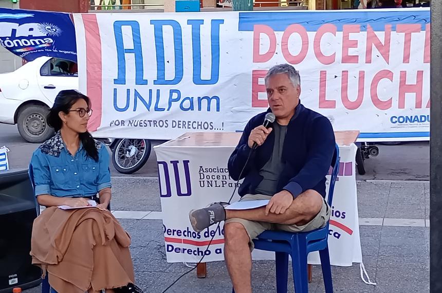 Sigue la lucha docente en la UNLPam- charla puacuteblica muacutesica y choripaacuten