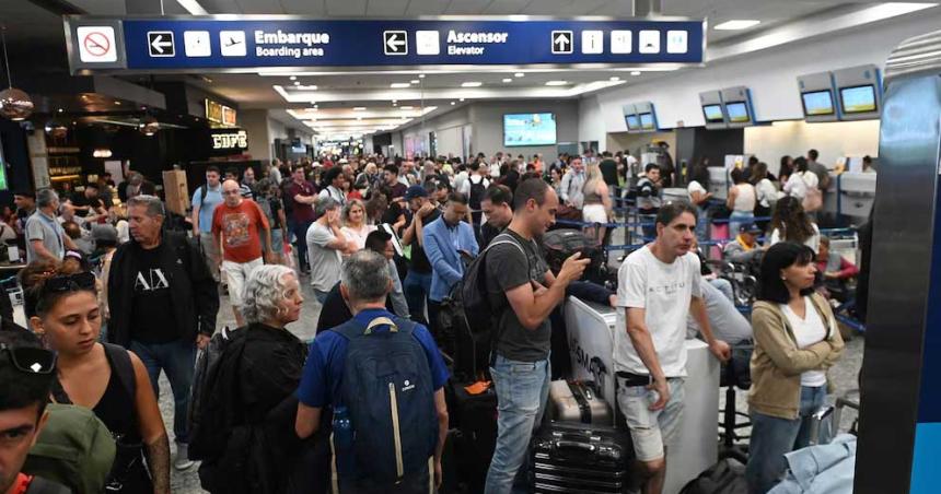 Demoras y cancelaciones en Aeroparque y Ezeiza por una sorpresiva asamblea gremial