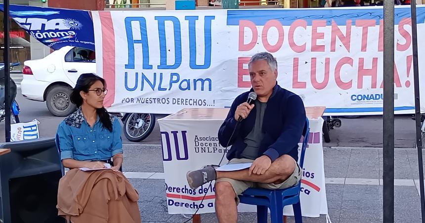 Sigue la lucha docente en la UNLPam- charla puacuteblica muacutesica y choripaacuten