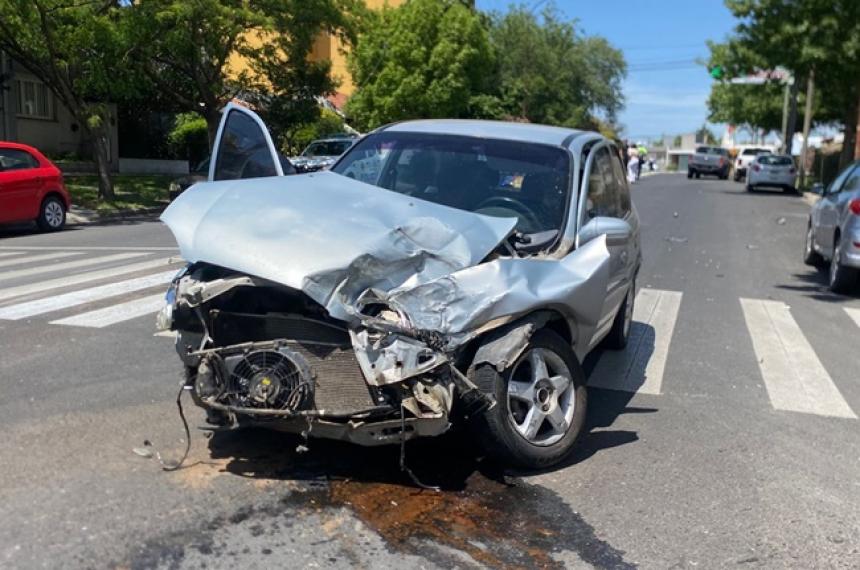 Fuerte choque entre un auto y una camioneta