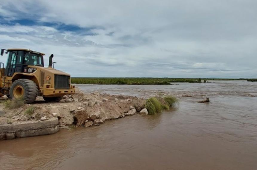 Comenzaron los trabajos de contencioacuten por futuros desbordes en el riacuteo Colorado