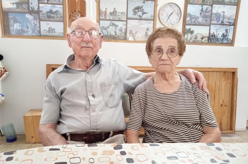 Bodas de Titanio- Roberto y Elvira celebraron 70 antildeos juntos