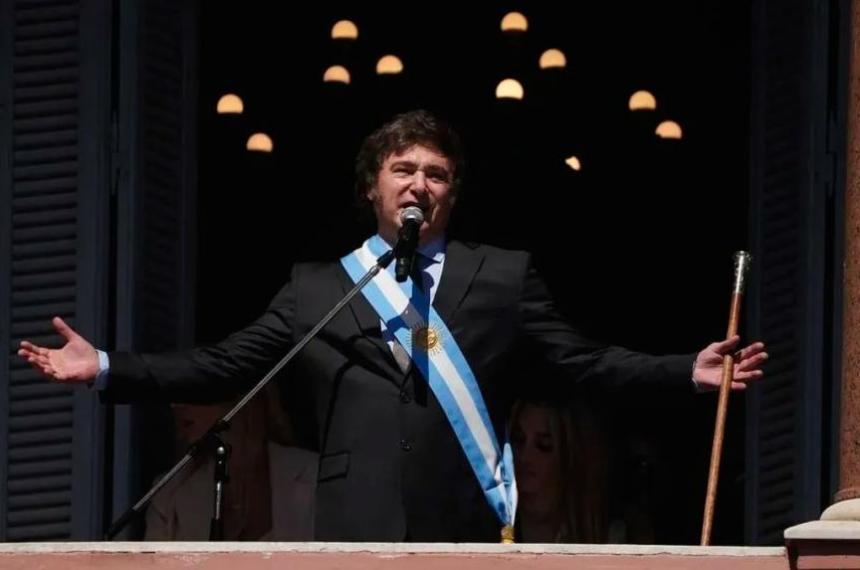 Javier Milei salioacute al balcoacuten de la Casa Rosada y le envioacute un fuerte mensaje a los gremios aeronaacuteuticos