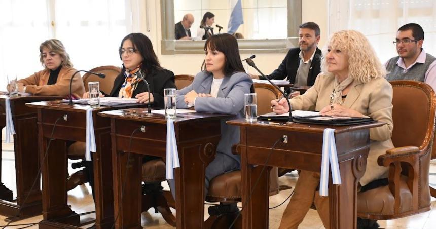 La oposicioacuten cuestiona la pavimentacioacuten de la calle Santa Cruz sin desaguumles