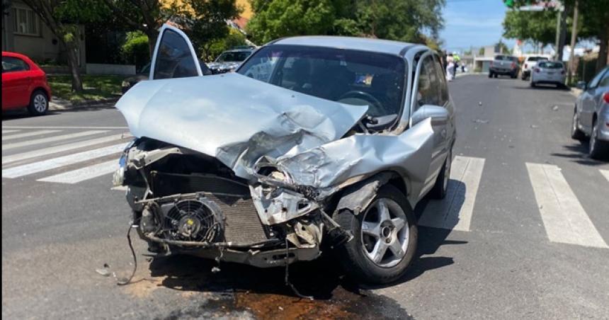 Fuerte choque entre un auto y una camioneta