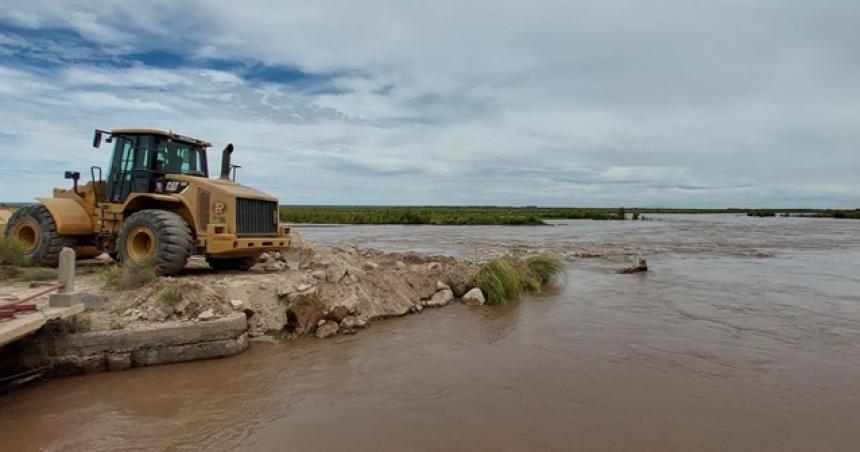 Comenzaron los trabajos de contencioacuten por futuros desbordes en el riacuteo Colorado