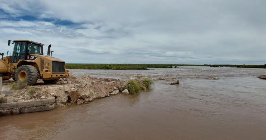 Comenzaron los trabajos de contencioacuten de desbordes en el Colorado