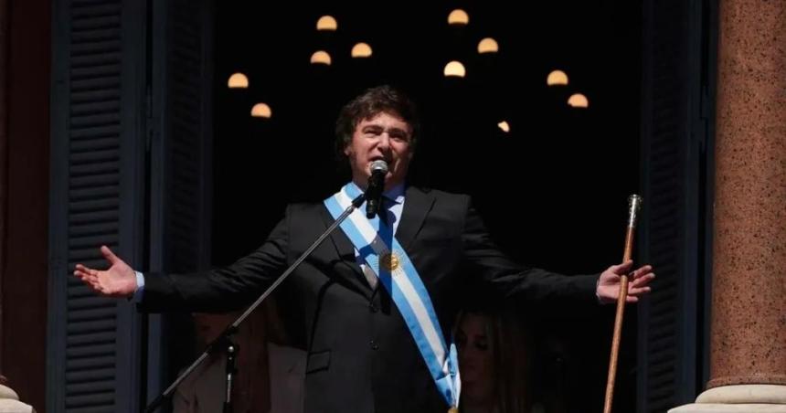 Javier Milei salioacute al balcoacuten de la Casa Rosada y le envioacute un fuerte mensaje a los gremios aeronaacuteuticos