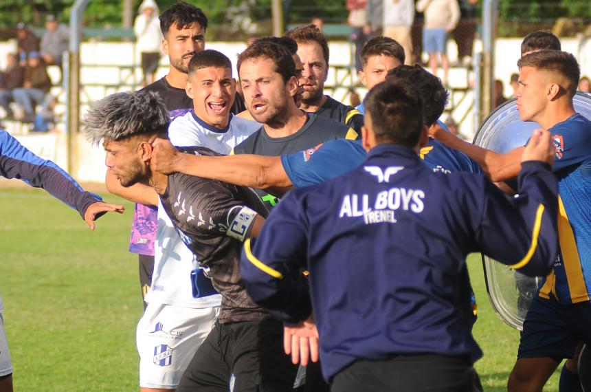 Un incidente y un jugador con golpes en el rostro