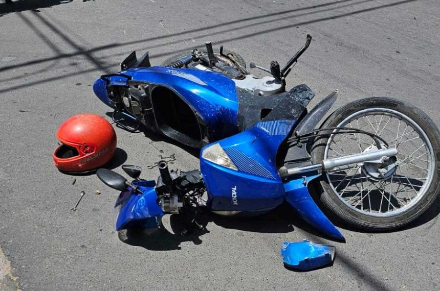 Un herido en un choque entre un auto y una moto en el centro de Santa Rosa