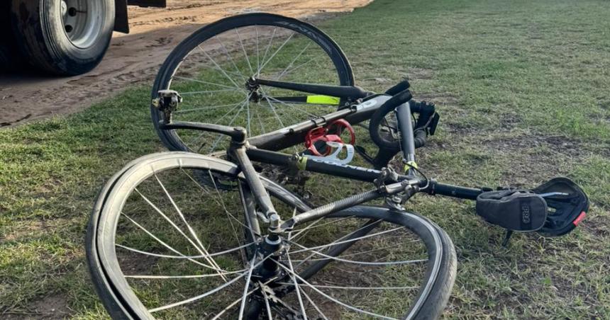 Un camioacuten pasoacute por encima a un ciclista de 16 antildeos y se salvoacute de milagro