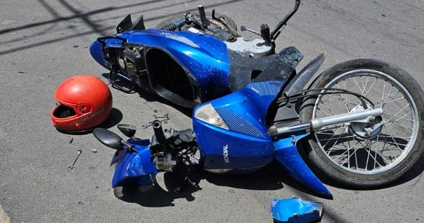 Un herido en un choque entre un auto y una moto en el centro de Santa Rosa