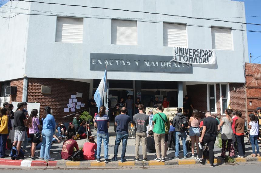 Jornada de lucha frente a la Facultad de Exactas