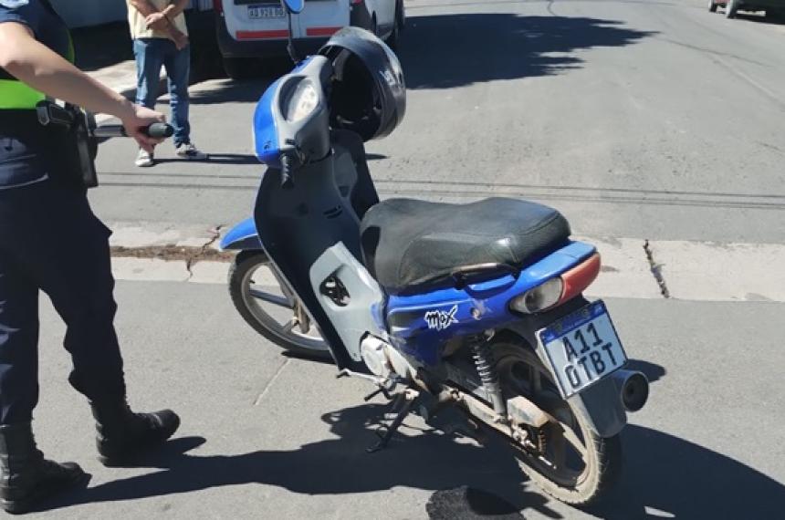 Una moto chocoacute a un utilitario- una mujer herida