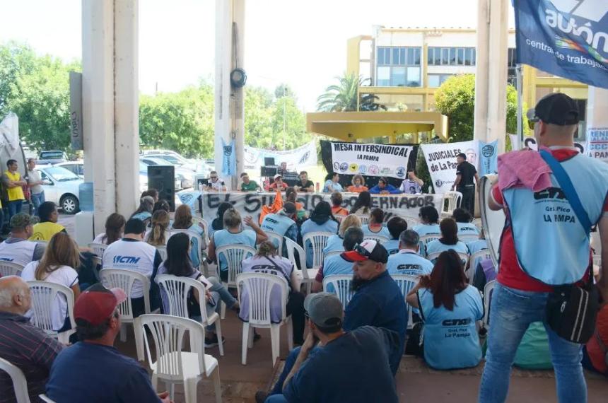 Un funcionario blanco de criacuteticas e insultos en el plenario estatal