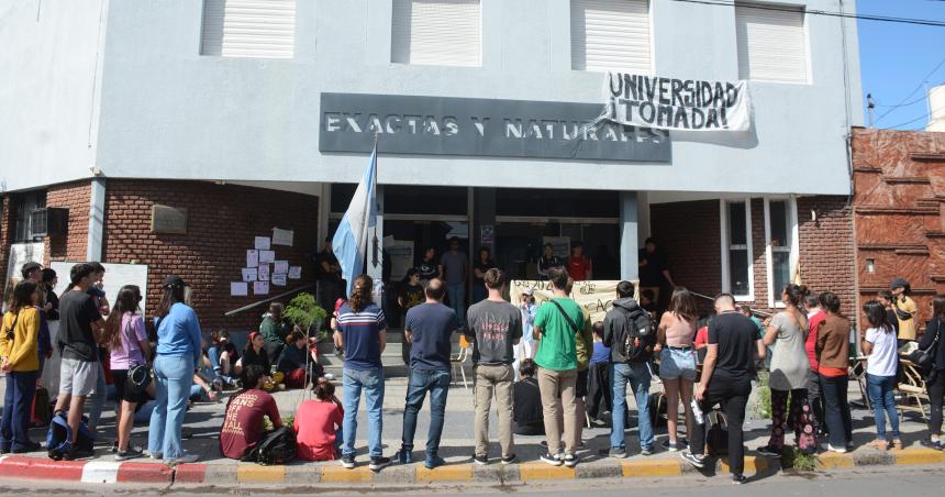 Jornada de lucha frente a la Facultad de Exactas