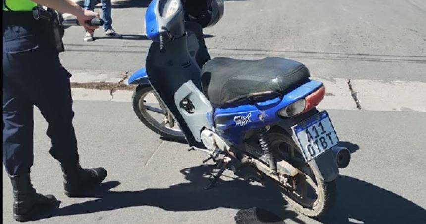 Una moto chocoacute a un utilitario- una mujer herida