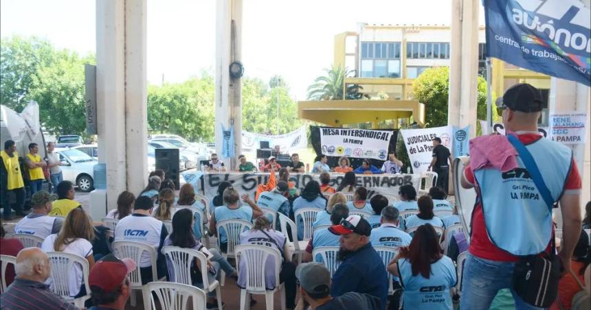 Un funcionario blanco de criacuteticas e insultos en el plenario estatal