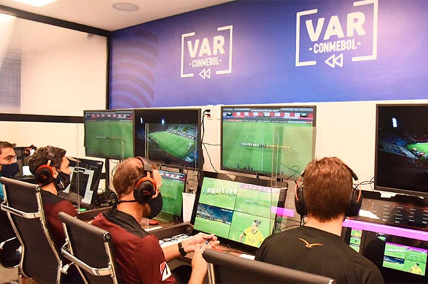 La FIFA analiza eliminar el VAR y empezar a utilizar el FVS- coacutemo funciona